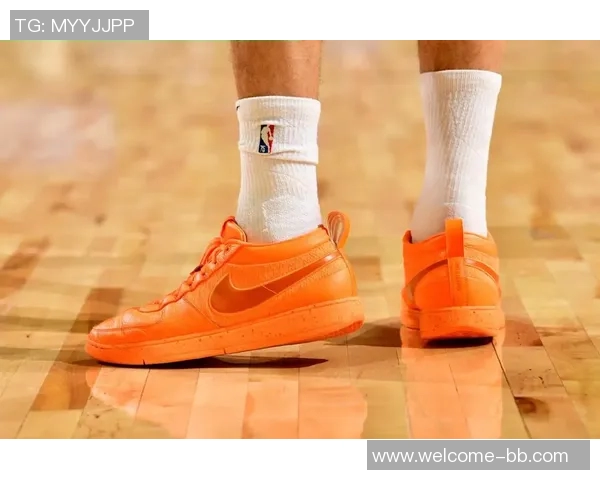 布克赛后手持库里签名鞋款Book1出席采访引发热议